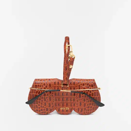 Complemento original Funda de Gafas de Cuero Vegano Any Di – Croc Cognac unike accesorio mujer vitoria Complemento original Funda de Gafas de Cuero Vegano Any Di - Croc Cognac unike accesorio mujer vitoria