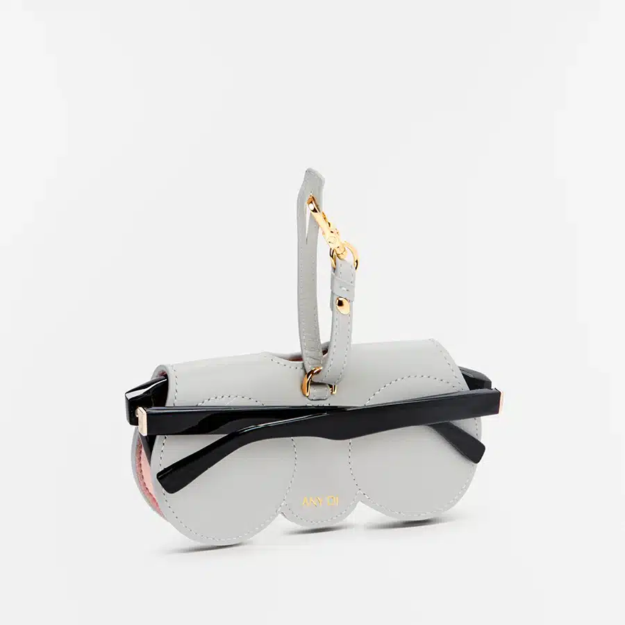 Complemento original Funda de Gafas de Cuero Vegano Any Di – Reflection unike accesorio mujer pamplona Complemento original Funda de Gafas de Cuero Vegano Any Di - Reflection unike accesorio mujer pamplona