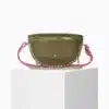 Bandolera de cuero mujer Smile Clou Khaki de Craie Studio en color caqui con tachuelas doradas, disponible en Unike Pamplona.