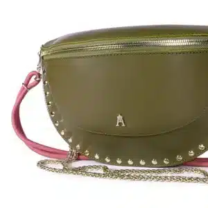 Bandolera eco-friendly cuero color caqui de diseño francés exclusivo, moda premium sostenible en Pamplona.
