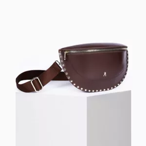 Bandolera minimalista de cuero marron, diseño francés Craie Studio, disponible en Unike Pamplona.