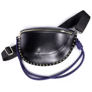 Bandolera de piel artesanal unike en negro con detalles premium, tienda de accesorios de cuero Pamplona.