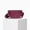 Bolso de piel artesanal smile clou prune, boutique en Pamplona especializada en accesorios de lujo.