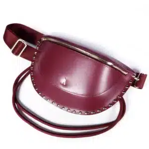Bandolera de piel artesanal unike en granate con detalles premium, tienda de accesorios de cuero Pamplona.