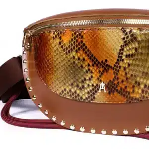 Bandolera de piel artesanal con diseño francés exclusivo en tienda de accesorios de cuero en Pamplona