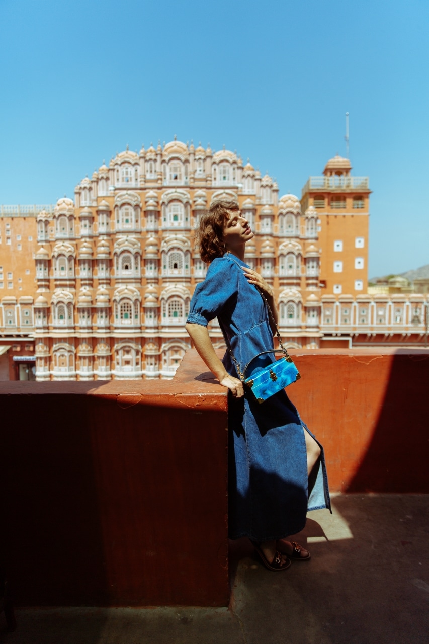 Bolso artesanal de madera Tronc & Co con motivos hindúes dorados en tienda Unike Pamplona