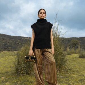 Bandolera artesanal de madera con diseño exclusivo hindú disponible en Pamplona