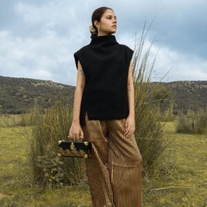 Mujer con bolso artesanal Tronc & Co de madera pintado a mano con diseño hindú en Pamplona