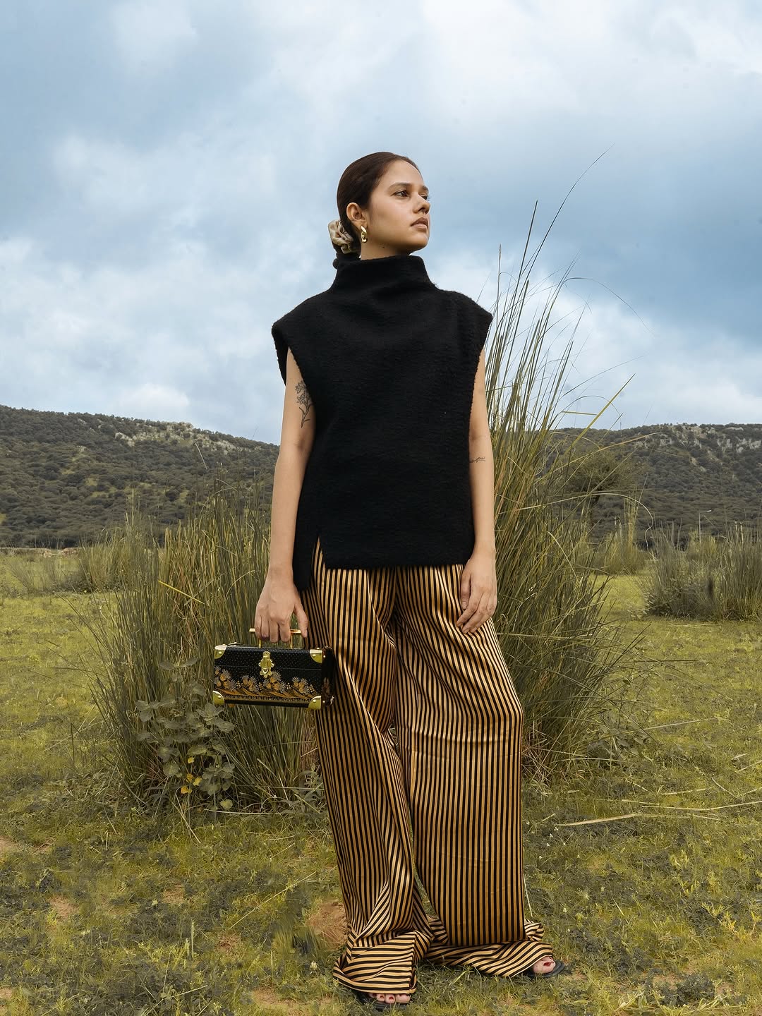 Mujer con bolso artesanal Tronc & Co de madera pintado a mano con diseño hindú en Pamplona Mujer con bolso artesanal Tronc & Co de madera pintado a mano con diseño hindú en Pamplona