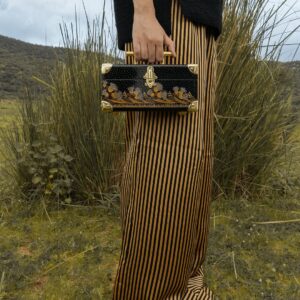 Bolso eco-friendly de madera con asa dorada y decoración hindú artesanal única