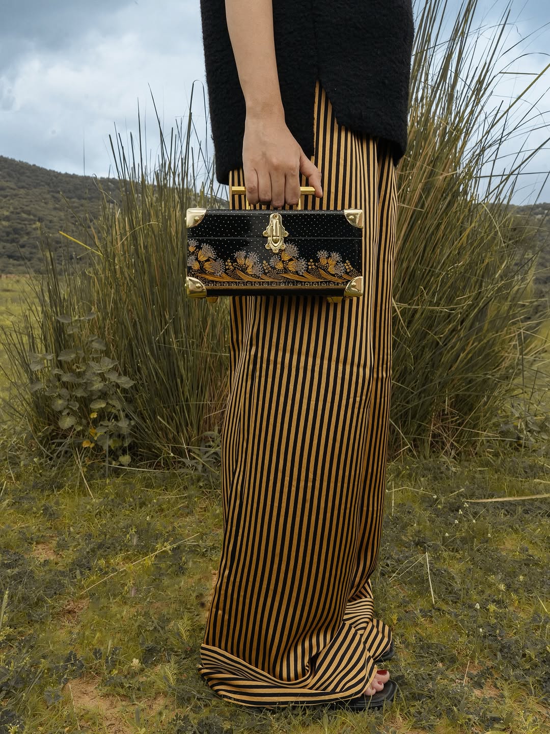 Bolso eco-friendly de madera con asa dorada y decoración hindú artesanal única Bolso eco-friendly de madera con asa dorada y decoración hindú artesanal única