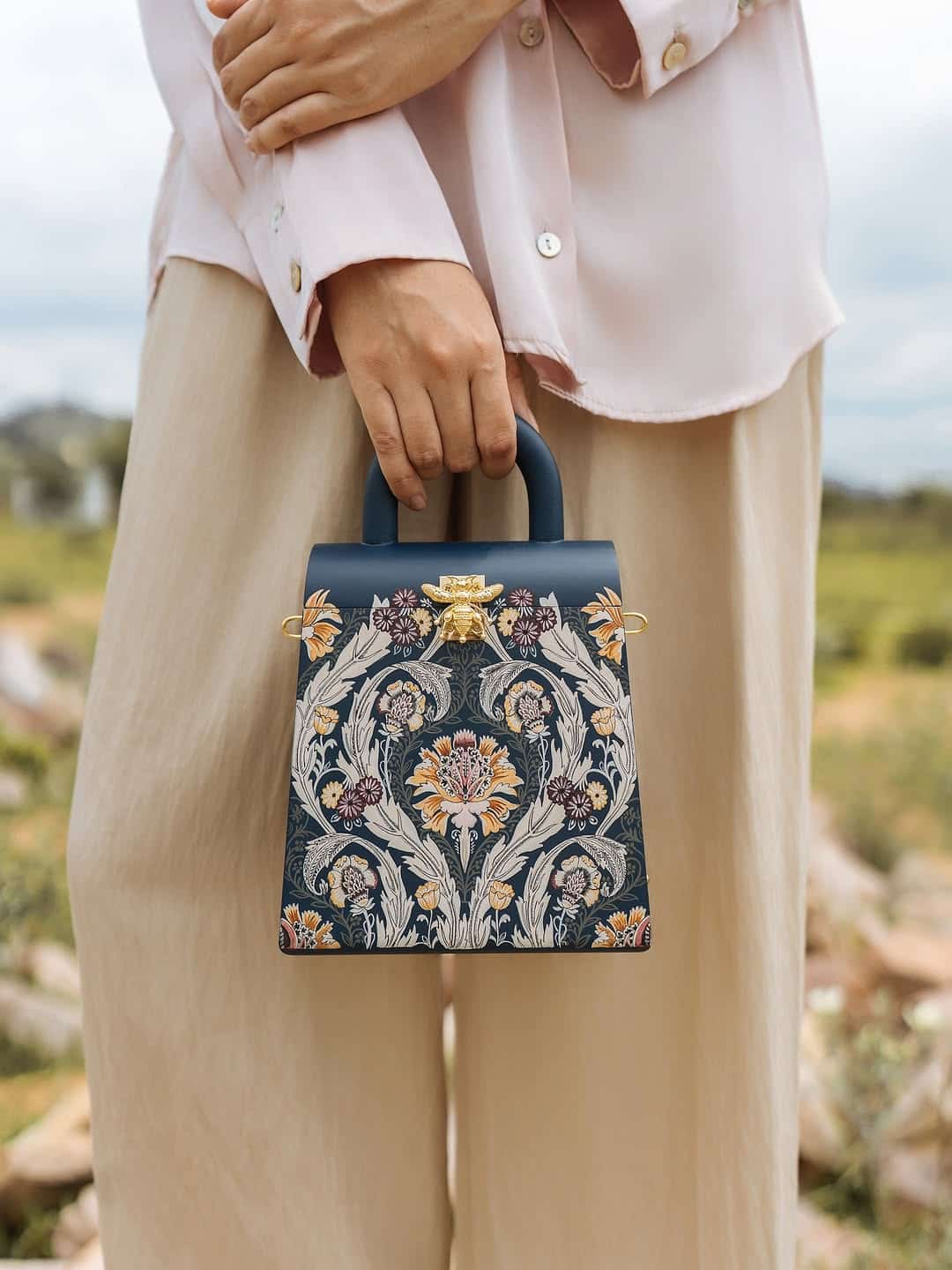 Bolso artesanal madera – vista frontal – Unike Pamplona Bolso artesanal Tronc & Co de madera pintada a mano, vista frontal, diseño indú minimalista
