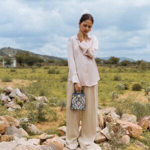 Bolso de madera Tronc & Co colgado al hombro con cadena – estilo bandolera eco‑friendly