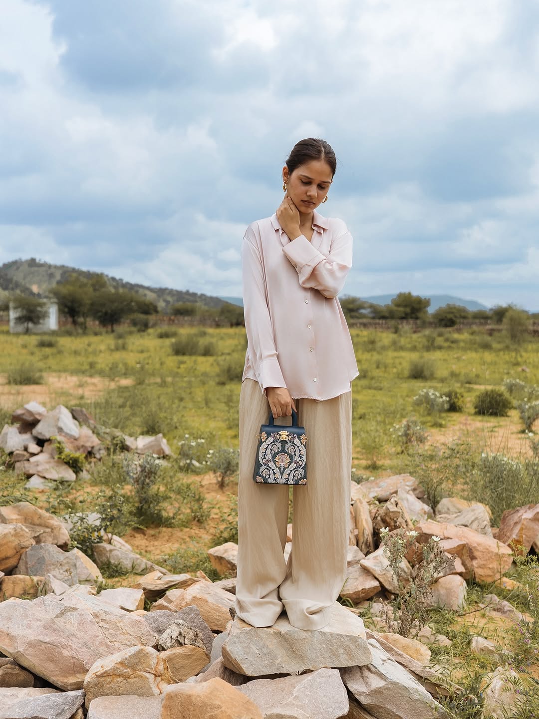 Bolso madera artesanal – uso bandolera Bolso de madera Tronc & Co colgado al hombro con cadena – estilo bandolera eco‑friendly