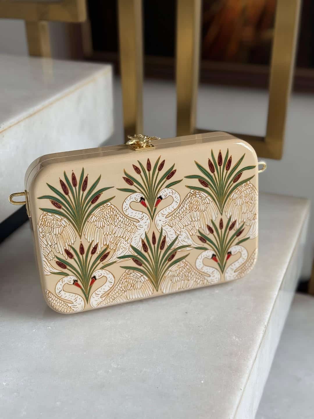 Bolso “Fronde” Tronc & Co – Detalle diseño pintado a mano Detalle de pintura a mano en bolso de madera Tronc & Co Fronde, acabado artesanal