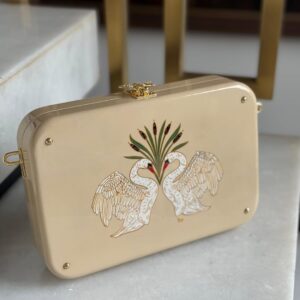Detalle del diseño pintado a mano del bolso artesanal de madera Tronc & Co Fronde