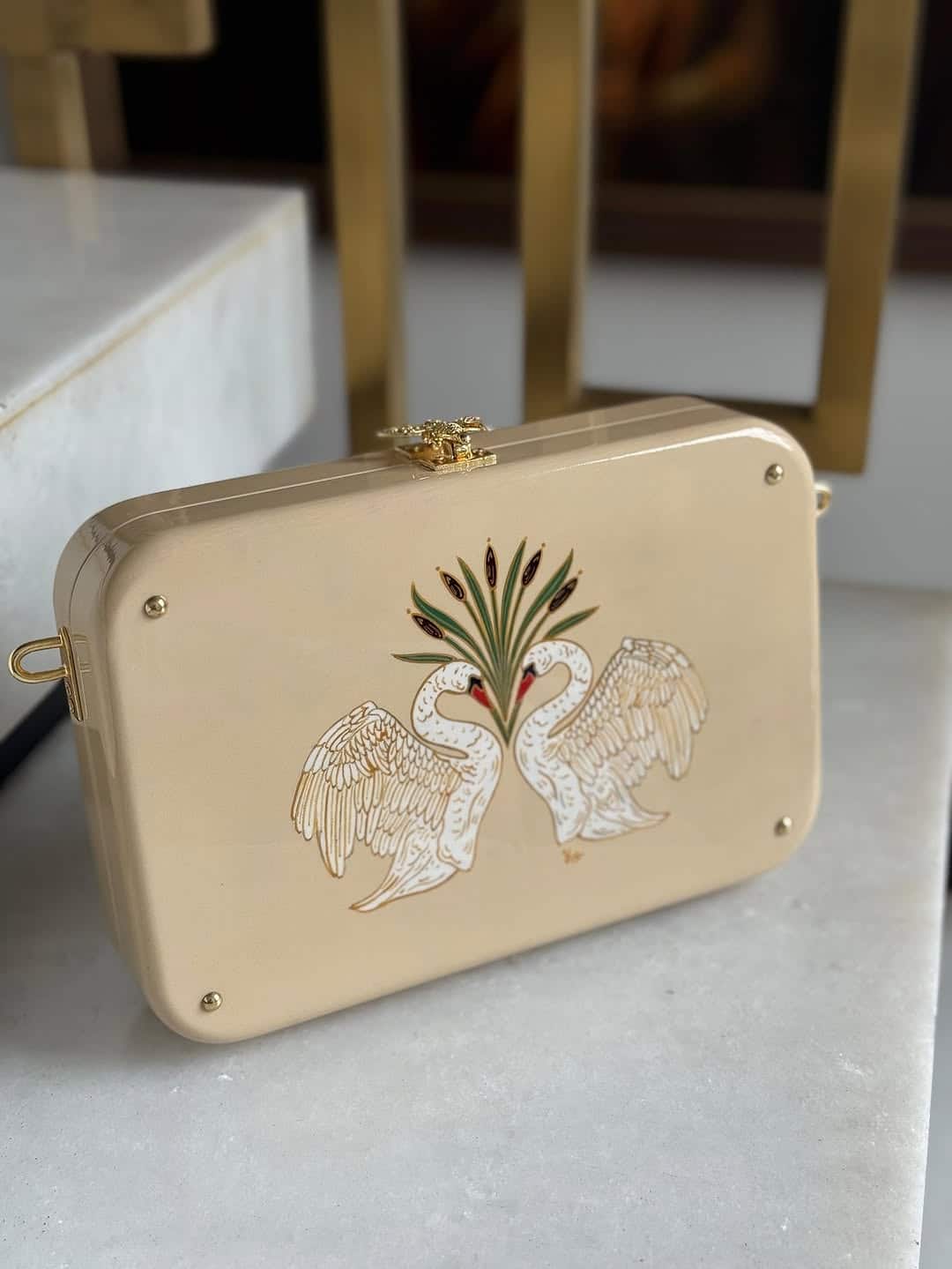 Detalle pintura a mano bolso Tronc & Co Fronde – Unike Detalle del diseño pintado a mano del bolso artesanal de madera Tronc & Co Fronde