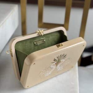 Interior del bolso de madera Tronc & Co Fronde artesanal con cierre tipo cofre, diseño único y pintado a mano