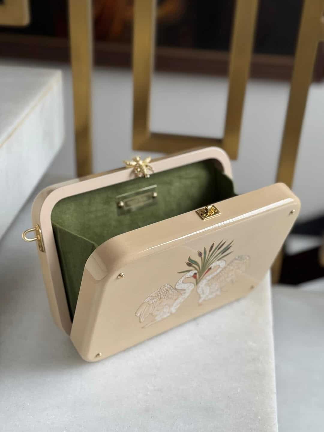 Bolso Tronc & Co Fronde artesanal interior – Unike Pamplona Interior del bolso de madera Tronc & Co Fronde artesanal con cierre tipo cofre, diseño único y pintado a mano