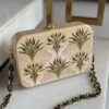 Bolso artesanal Tronc & Co Fronde de madera con cadena metálica, pintado a mano y disponible en Unike