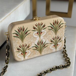 Bolso artesanal Tronc & Co Fronde de madera con cadena metálica, pintado a mano y disponible en Unike