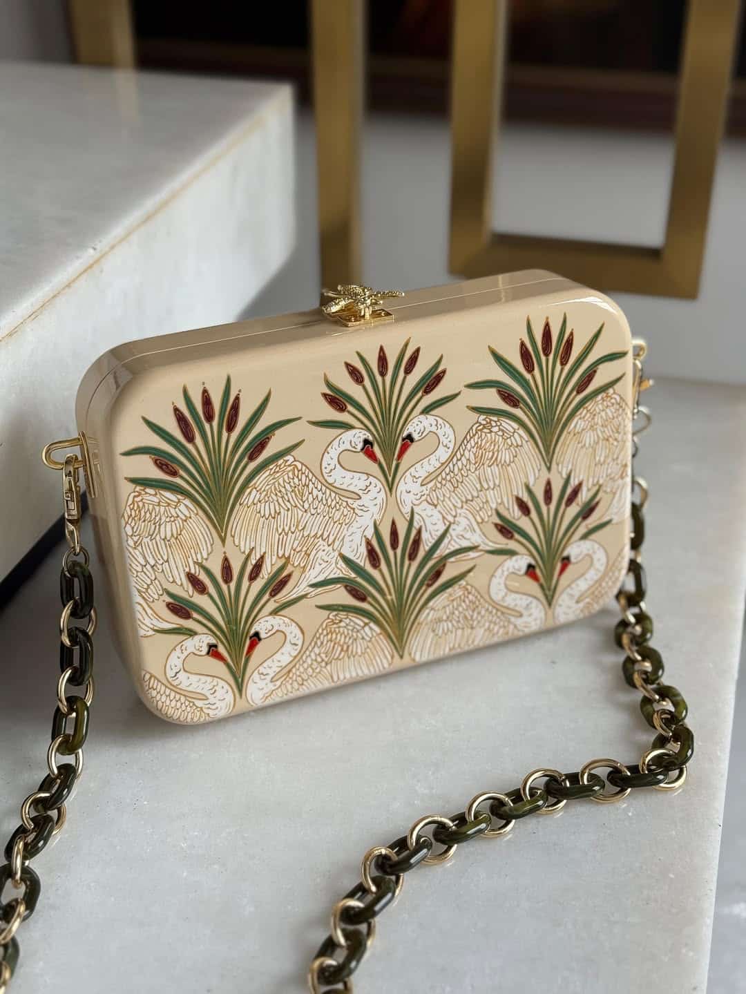 Bolso de madera Tronc & Co Fronde con cadena incluida. Pintado a mano, diseño único y elegante. Perfecto como regalo original para mujer. Bolso artesanal Tronc & Co Fronde de madera con cadena metálica, pintado a mano y disponible en Unike