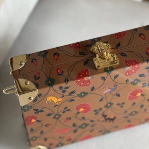 Detalle del diseño pintado a mano del bolso artesanal de madera Tronc & Co
