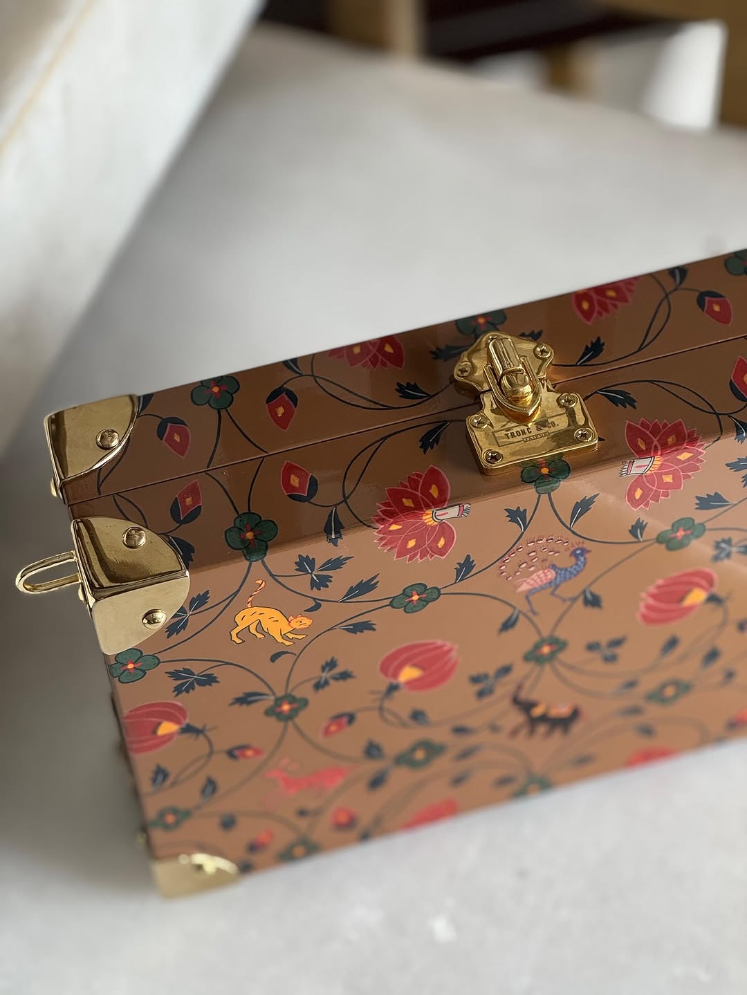Detalle pintura a mano bolso Tronc & Co – Unike Detalle del diseño pintado a mano del bolso artesanal de madera Tronc & Co