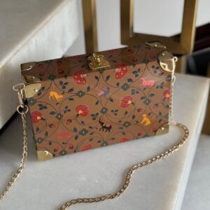 Bolso artesanal Tronc & Co de madera con cadena metálica, pintado a mano y disponible en Unike
