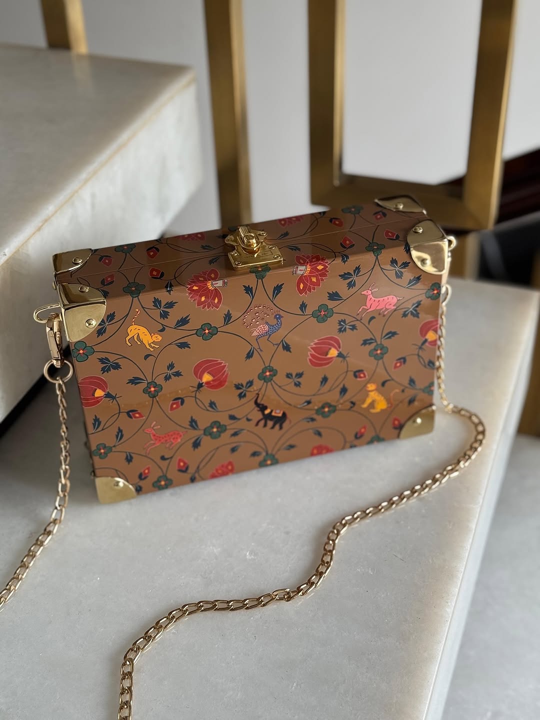 Bolso Tronc & Co con cadena – Unike tienda de accesorios Bolso artesanal Tronc & Co de madera con cadena metálica, pintado a mano y disponible en Unike