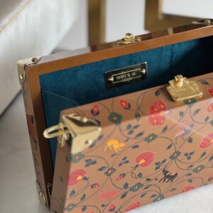 Interior del bolso de madera Tronc & Co artesanal con cierre tipo cofre, diseño único y pintado a mano