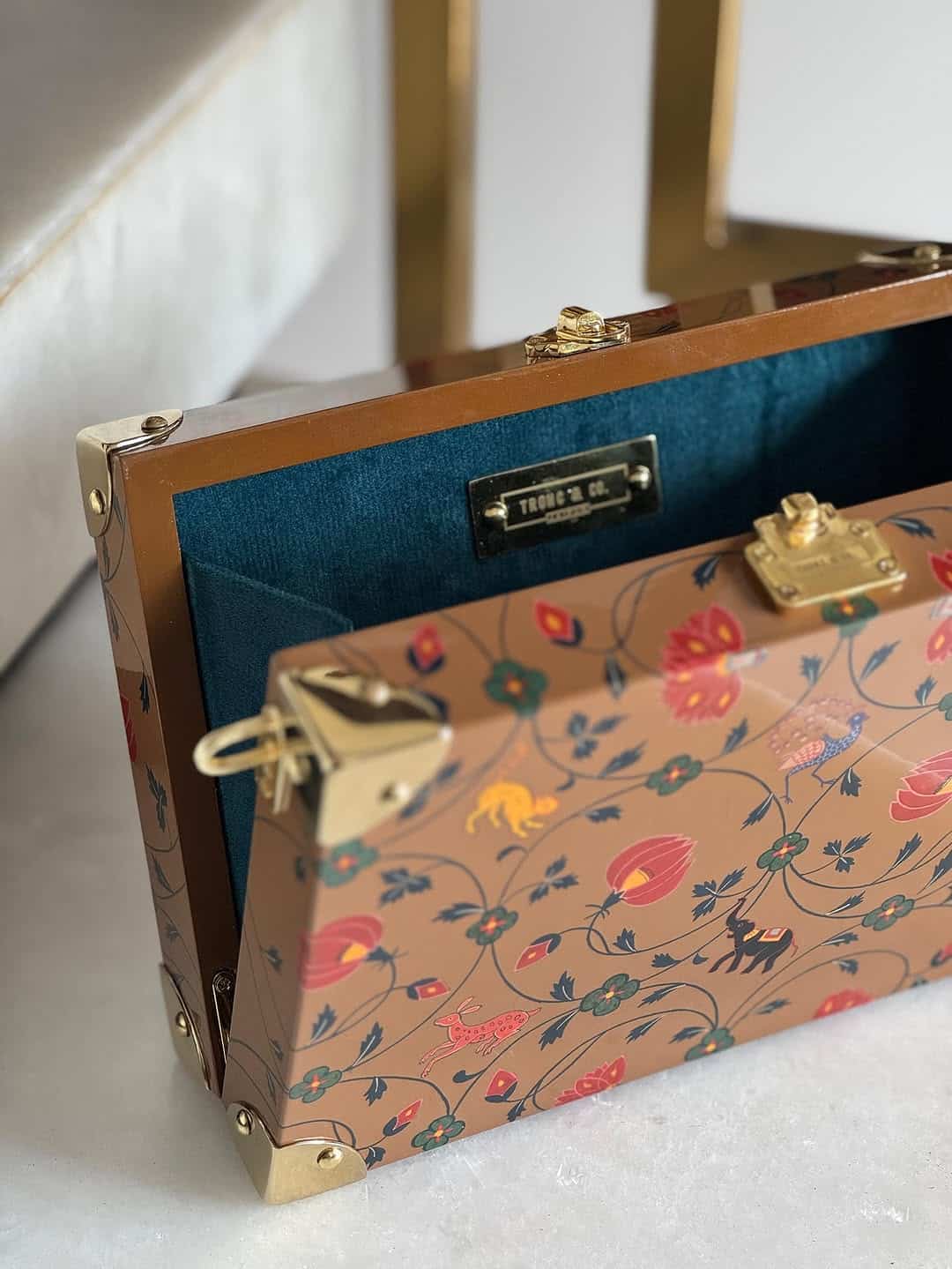Bolso Tronc & Co artesanal interior – Unike Pamplona Interior del bolso de madera Tronc & Co artesanal con cierre tipo cofre, diseño único y pintado a mano