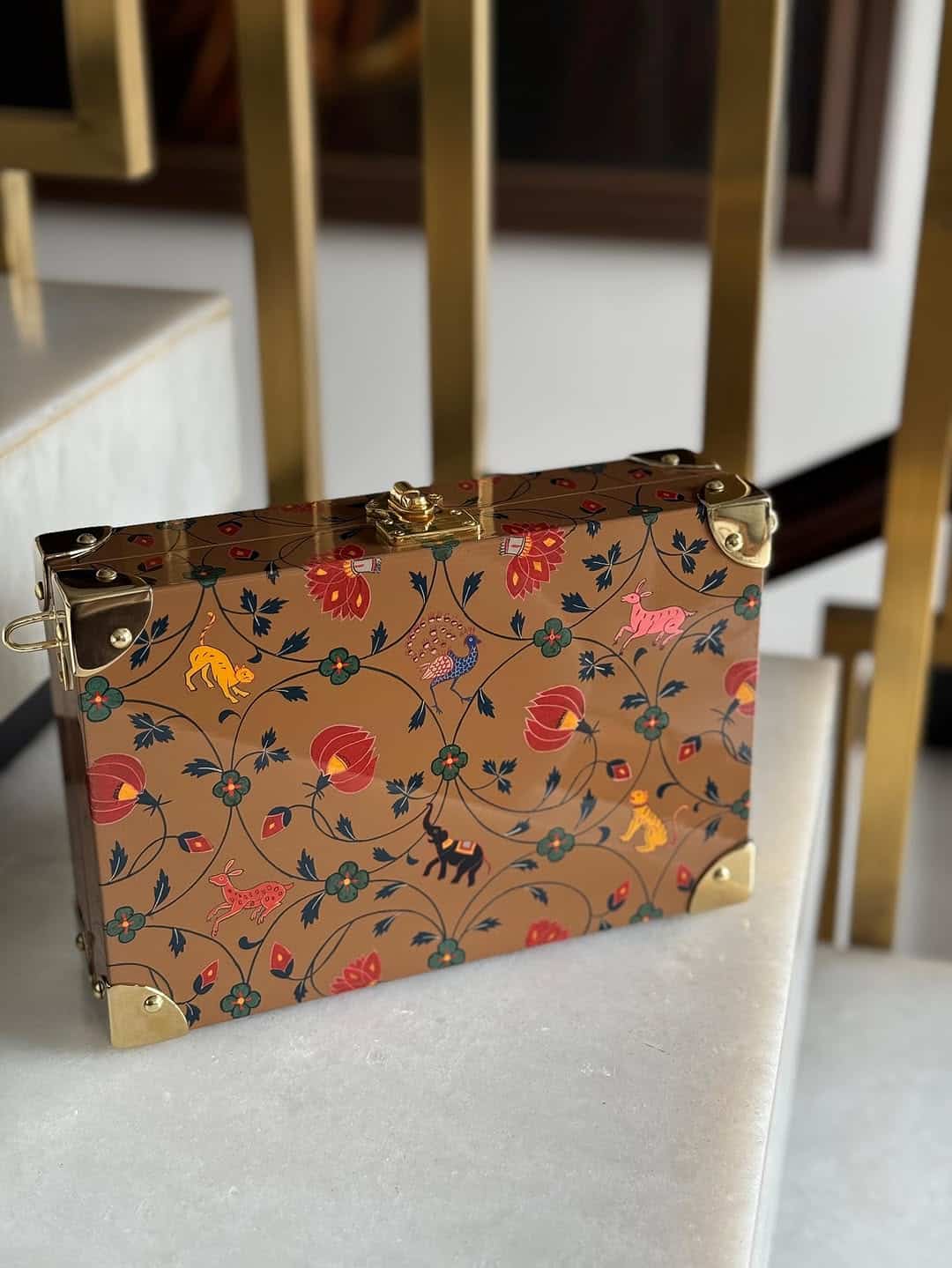 Bolso Tronc & Co de madera frontal – Unike Pamplona Bolso artesanal Tronc & Co de madera pintado a mano visto de frente, pieza única en Unike Pamplona