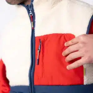 detalle del tejido suave de chaleco ligero hombre, material cálido y transpirable