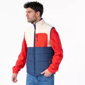 detalle de cremallera metálica del chaleco dos materiales hombre, diseño de calidad