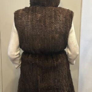 Detalle trasero del chaleco de visón mujer, una prenda elegante y de lujo en piel natural, ideal para el invierno y la moda premium en Pamplona.