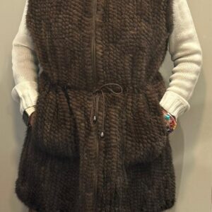 Detalle del trenzado artesanal del chaleco de visón de lujo, una prenda cálida, sofisticada y perfecta para el invierno.