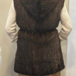 Vista trasera del chaleco de visón trenzado, confeccionado en piel natural con capucha, disponible en Unike, boutique de moda premium en Pamplona.