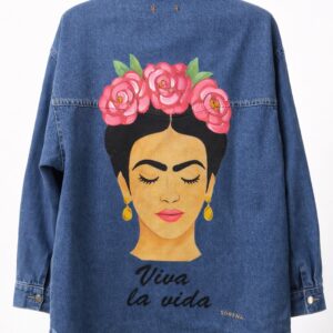 “Detalle de chaqueta denim Sorena pintada a mano con ilustración femenina y flores, diseño exclusivo disponible en Unike Pamplona”