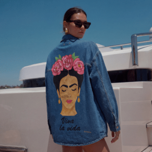 “Modelo con chaqueta Sorena pintada a mano estilo oversize, look de moda en Pamplona con diseño exclusivo y artístico”